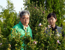 [포토]임상섭 산림청장, 광복절 앞두고 세종수목원 무궁화원 현장점검