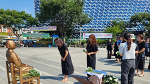 전주시, 일본군 위안부 피해자 ‘기림의 날’ 평화의 소녀상에 헌화