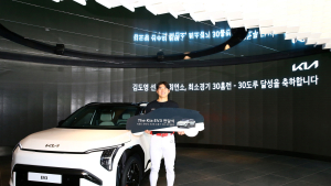 기아 EV3 받은 김도영 “최고의 팬들과 함께 한국시리즈 우승하겠다”