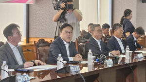 금융위원장 은행장 첫 만남서 “국민 시선 왜 곱지 않은지 고민을”