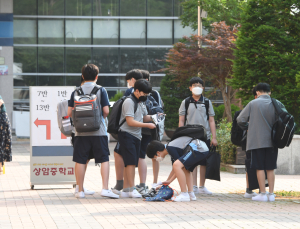 “당장 수행평가 4개인데”…개학 맞은 학교, 코로나 어쩌나 