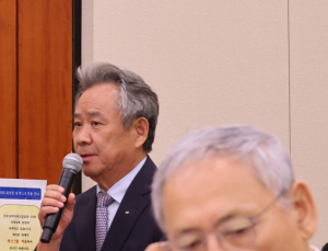 유인촌-이기흥 힘겨루기…축구·배드민턴 감사 9월까지 진행