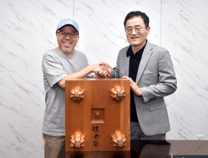 ‘미생’ 윤태호 작가, 한국기원에 조남철 사인반 기증