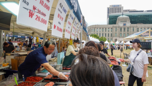 서울광장이 ‘북적북적’…추석 서울장터 개막 [쿠키포토]