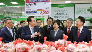 尹대통령, 추석 명절 맞아 농협하나로마트 방문…추석 물가 점검