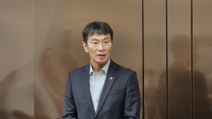 우리금융, 보험사 인수 빨간불…이복현 “신문 보고 알았다”