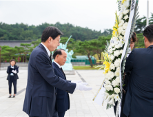 박형준 시장, 취임 후 첫 광주 방문...국립5.18민주묘지 참배
