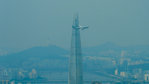 롯데타워 지나는 군용기…공군 ‘국군의 날’ 행사 준비