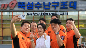 김건희 여사, ‘자살 예방의 날’ 맞아 구조 관계자 격려…“노고에 감사”