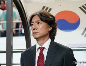 홍명보 “감독직 수락, 마지막 봉사” 발언에 팬들 뿔났다