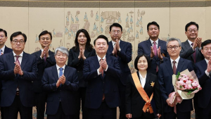 尹대통령, 퇴임하는 이은애 전 헌법재판관에 훈장 수여