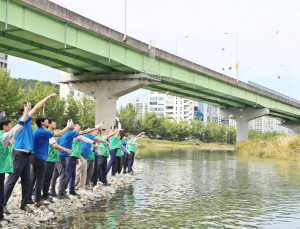 100주년 ‘하이트진로’...EM흙공 활용 맑은 강 하천 만들기