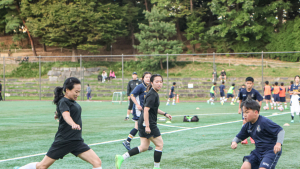 ‘엄마와 아들 축구 대결’…서울 이랜드 FC 퀸컵 선수단, U-12팀과 특별 합동 훈련