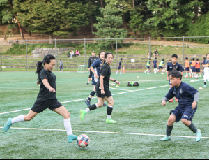 ‘엄마와 아들 축구 대결’…서울 이랜드 FC 퀸컵 선수단, U-12팀과 특별 합동 훈련