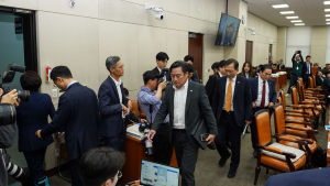 국감 첫날부터 파행…퇴장하는 국힘 의원들 [쿠키포토]