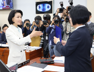 뒤늦게 출석한 이진숙 방통위원장…야당과 기싸움 ‘팽팽’ [2024 국감]