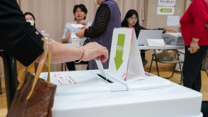 재·보궐선거 사전투표소 찾은 시민들 [쿠키포토]