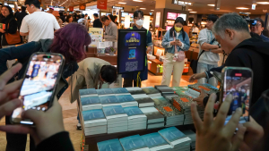 한강, 노벨문학상 수상…서점가 ‘북적’ [쿠키포토]