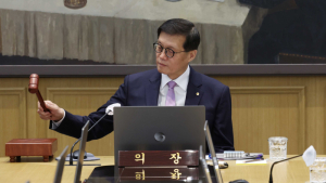 이창용 “금리 인하 여력 있지만”…영끌족에 재차 경고