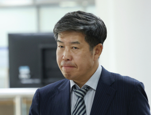 검찰, ‘文 전 사위 특혜 채용 의혹’ 백원우 전 비서관 압수수색