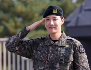 BTS 제이홉 전역…진 이어 두 번째 군필자 탄생