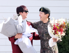 BTS 제이홉, 진 축하받으며 전역 “기다려줘서 고마워”