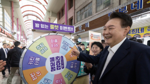 尹 “힘든 상황, 업보로 생각…돌 던져도 맞고 가겠다”