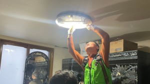 거동 불편한 어르신 가정에  'LED전등과 리모컨 지원'...만족도 '높아'