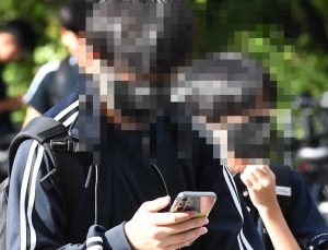 글로벌 추세 역행하는 서울시교육...초중고 70% 교내 휴대폰 사용 가능