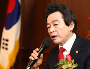 “영적 에너지 준다며 신체 접촉”…‘신도 성추행 혐의’ 허경영, 경찰조사 출석