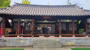 “전통과 재미 다 잡았다”…군위 사라온이야기마을 ‘인기’