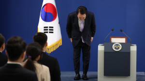 尹, 고개 숙여 사과…“주변 일로 국민에게 염려 끼쳐 죄송”