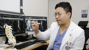 ‘허리 디스크’ 양방향 척추내시경으로 합병증 없이 치료 [건강 나침반]