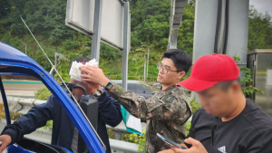 육군 22사단 장교 고속도로서 전복 차량 사고자 구조 '귀감'