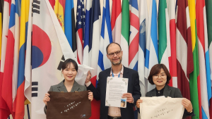 거창군, OECD 본부에 ‘마을에 사람이 없어!’ 문구 담긴 에코백 전달