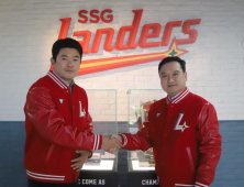 ‘최고령 홀드왕’ 40세 노경은, SSG 남는다…2+1년 최대 25억 FA 계약