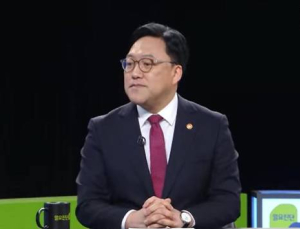 금융위원장 “주식시장으로 돈 와야…가상자산 불공정거래 살필 필요”