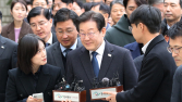 이재명, 옅은 미소 띠고 취재진 질문엔 ‘침묵’…위증교사 1심 선고 시작