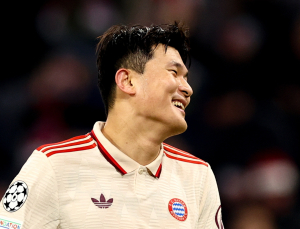 ‘UCL 데뷔골’ 김민재, 이강인 앞에서 웃었다