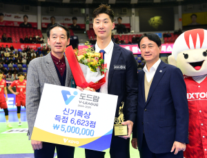 ‘레전드’ 박철우, 득점 신기록상 수상…“제1의 박철우로 은퇴해 감사”