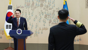 尹대통령, 중장 진급자 6명에 삼정검 수치 수여…“투철한 안보관 무장 유지”