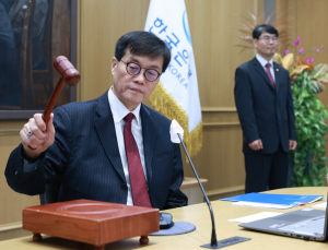 한은, 이례적 기준금리 연속 인하…시장 예상 뒤엎어