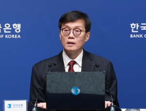 이창용 “추가 금리 조정 필요성 있어, 성장 불확실성 높아져”