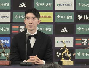 ‘16년 만 골키퍼 MVP’ 조현우 “나를 보고 축구선수 꿈꿨으면”