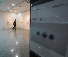 사진전 ‘생명의 씨’…김애란 작가 “희망 안고 갔으면” [쿠키포토]