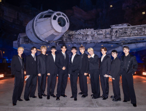 세븐틴, 美 디즈니 연말 특집 무대 장식…글로벌 사로잡은 ‘라이브 강자’