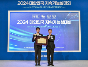 KCC, 지속가능성대회 3관왕…정재훈 대표 CEO상 수상