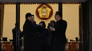 윤 대통령 비상계엄 선포...국회에 모인 야당 의원들