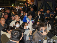 야밤 ‘계엄령 선포’에 뛰쳐나온 시민들 “말도 안 되는 일”
