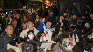 야밤 ‘계엄령 선포’에 뛰쳐나온 시민들 “말도 안 되는 일”